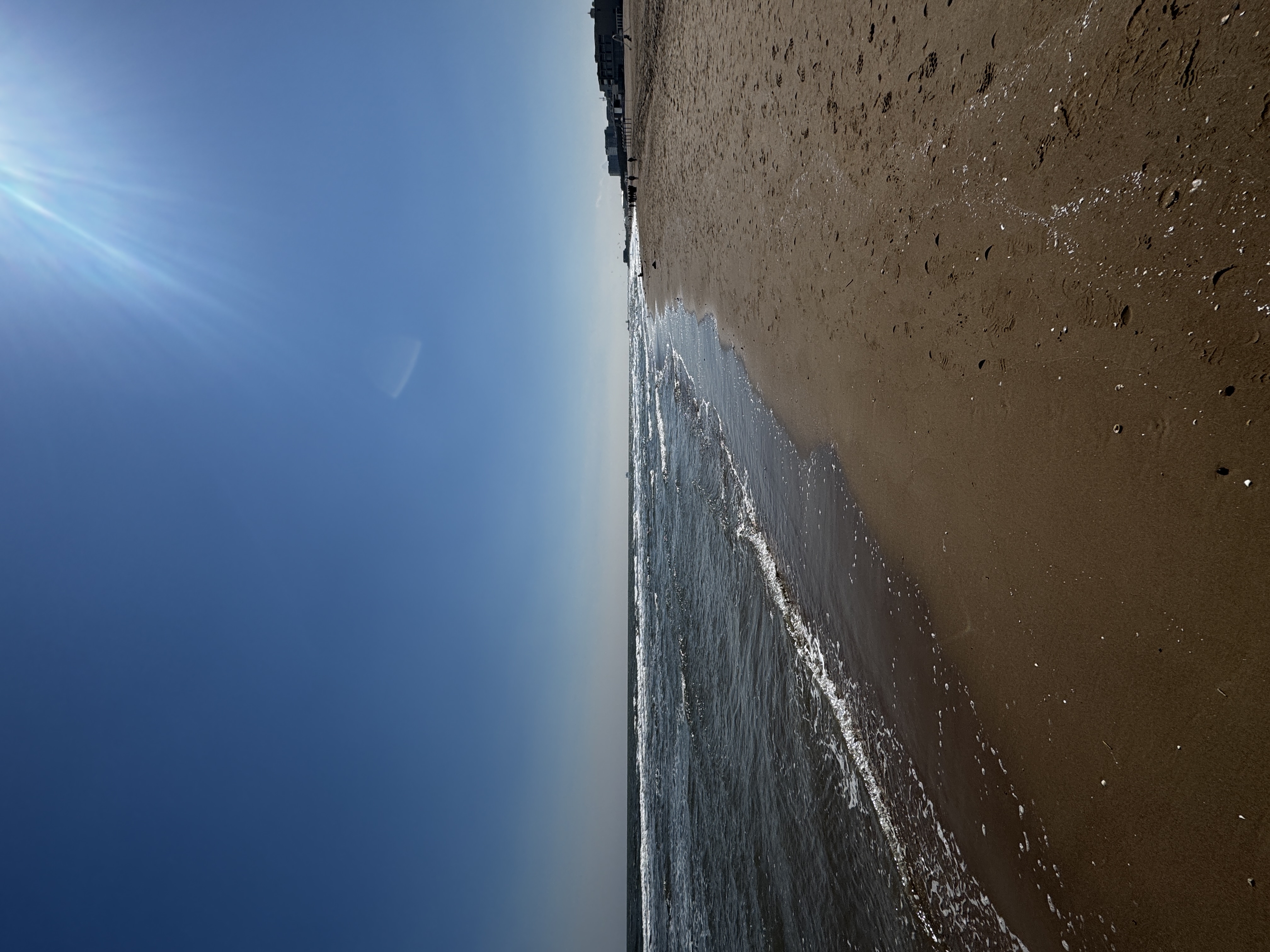 阳光下的海岸线